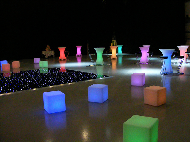 Décoration avec des meubles lumineux led multicolores pour un événement.