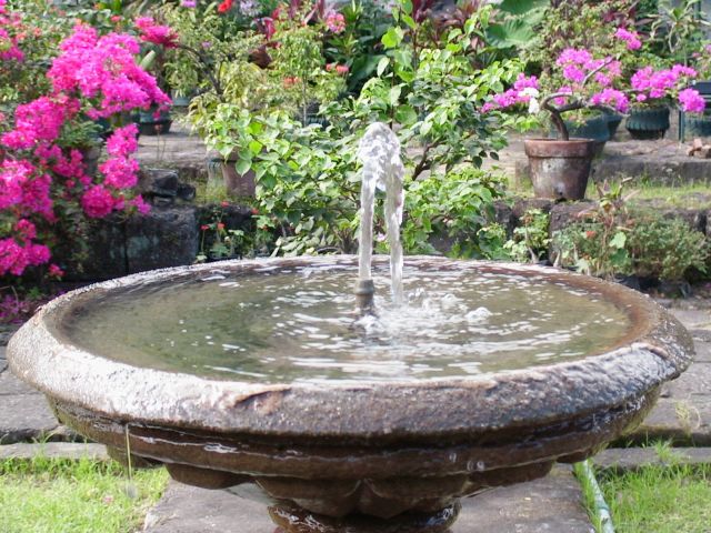 fontaine dans jardin